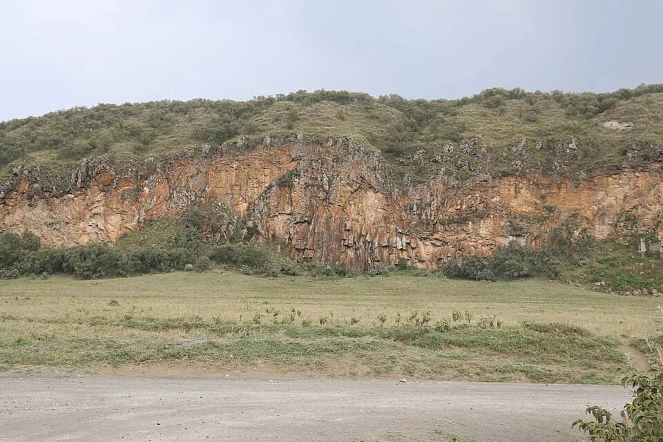 Red cliffs rising above the plain in Hell's Gate National Park